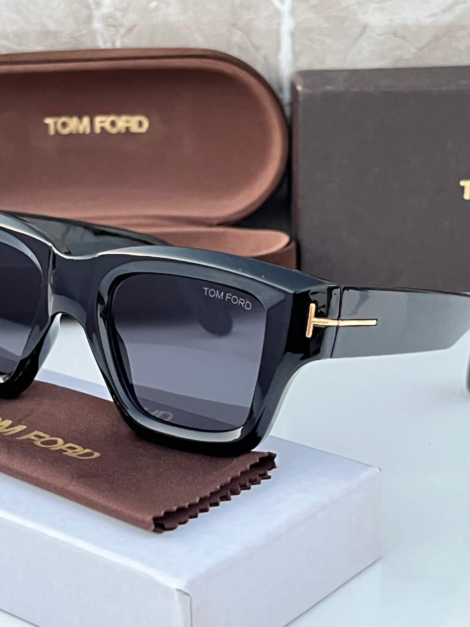 TOM FORD
